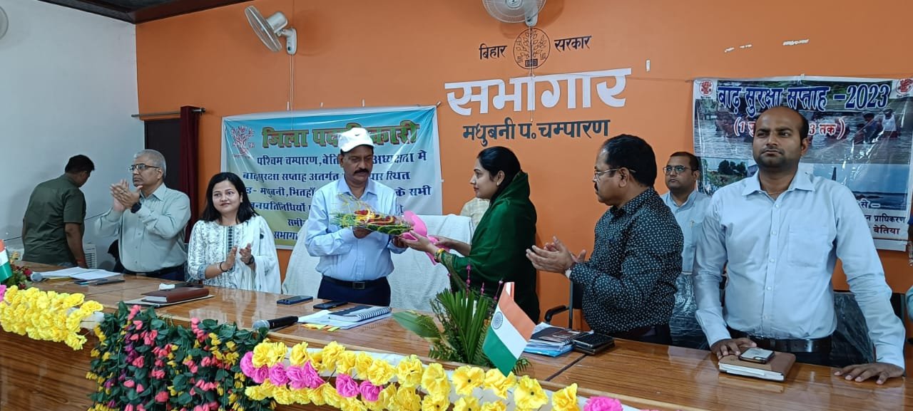 बाढ़ सुरक्षा सप्ताह में गंडक पार जाकर शरीक हुये जिलाधिकारी