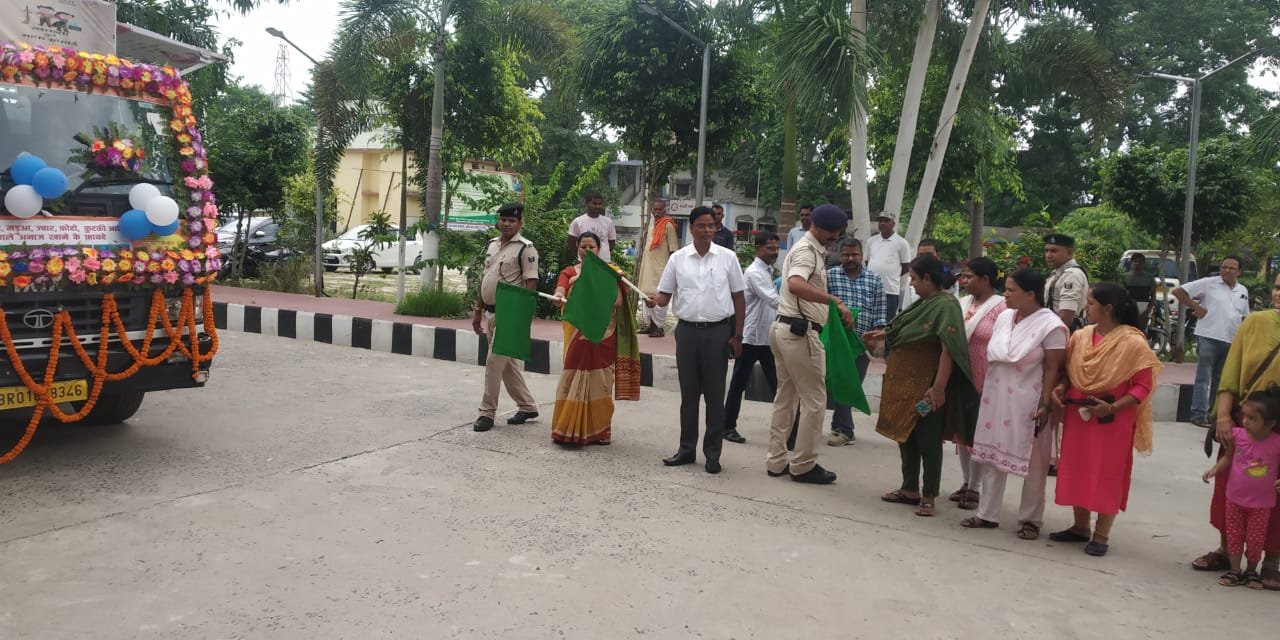 जिलाधिकारी ने हरी झंडी दिखाकर एलइडी वैन को किया रवाना