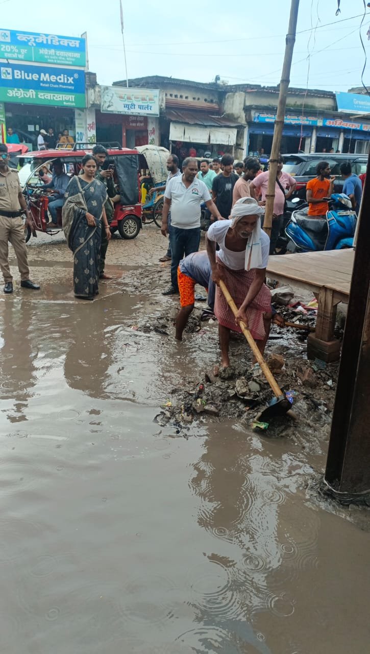 लाखों खर्च से उड़ाही के बाद भी नालों में कचरा डालने से सुचारू जल निकासी हो रही बाधित : गरिमा