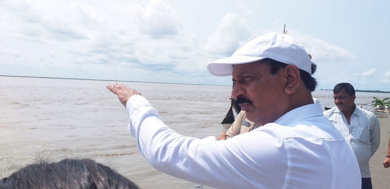 जिलाधिकारी ने गंडक नदी के बढ़ते जलस्तर का लिया जायजा