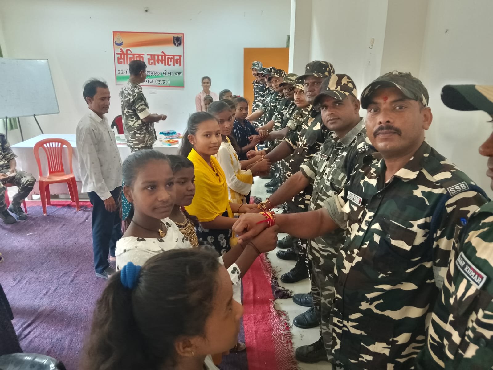बाल संसद के बच्चियों ने रक्षाबंधन बांधकर एसएसबी एवं पुलिस की लम्बी आयु की कामना की