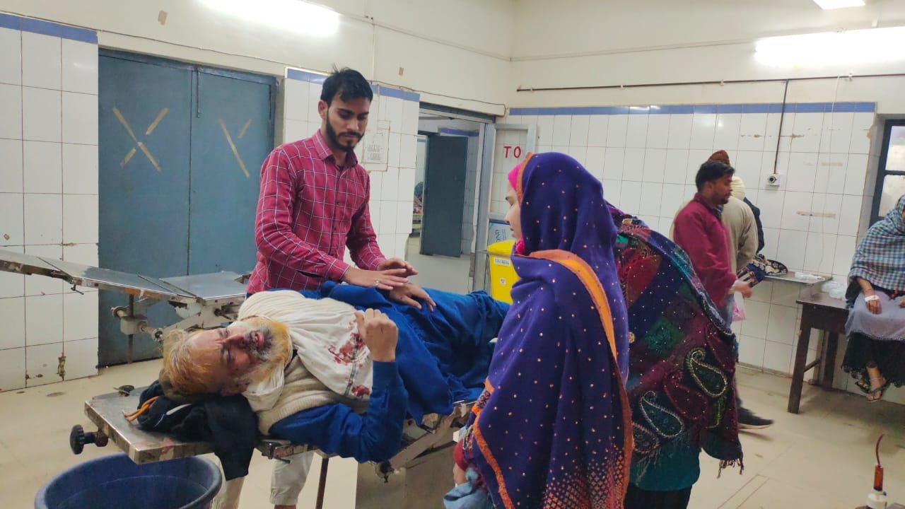 आरा सड़क हादसे में बाइक सवार पिता-पुत्री हुए घायल