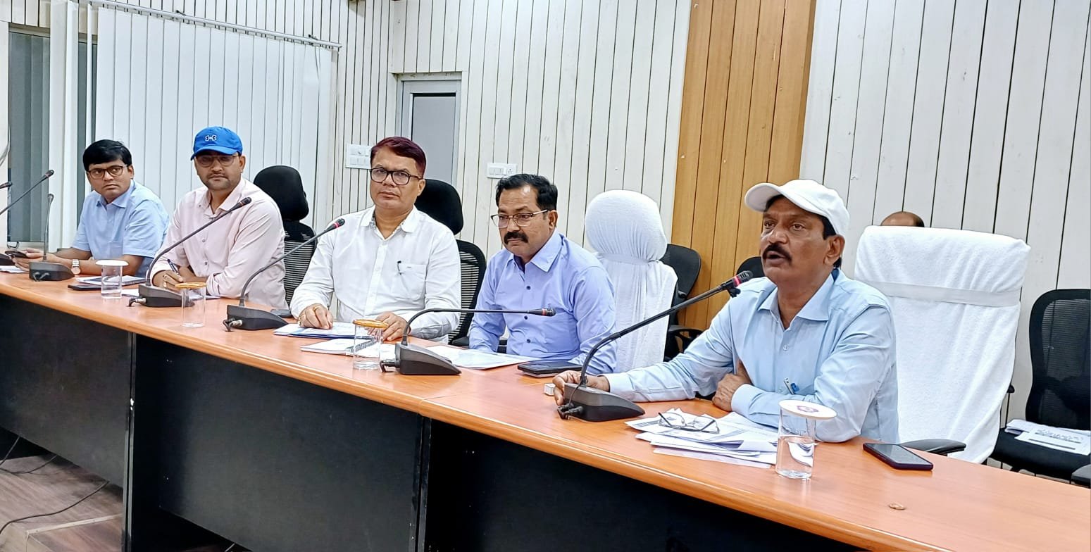 संभावित बाढ़, सुखाड़ से बचाव हेतु ससमय कर लें सभी तैयारियां : जिलाधिकारी