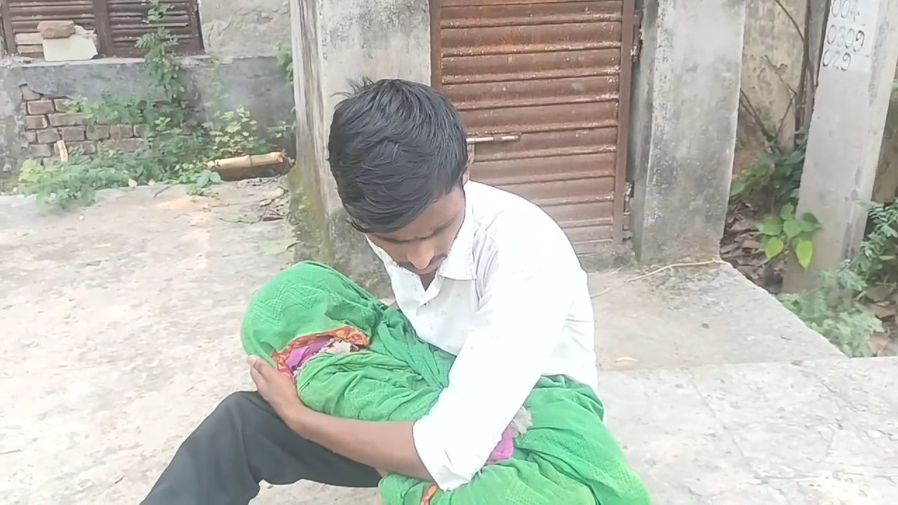 भांजा ने सोते हुए मामी समेत ममेरे भाई बहनों को तेल छिड़कर जलाया दो वर्षीय बच्ची की मौत