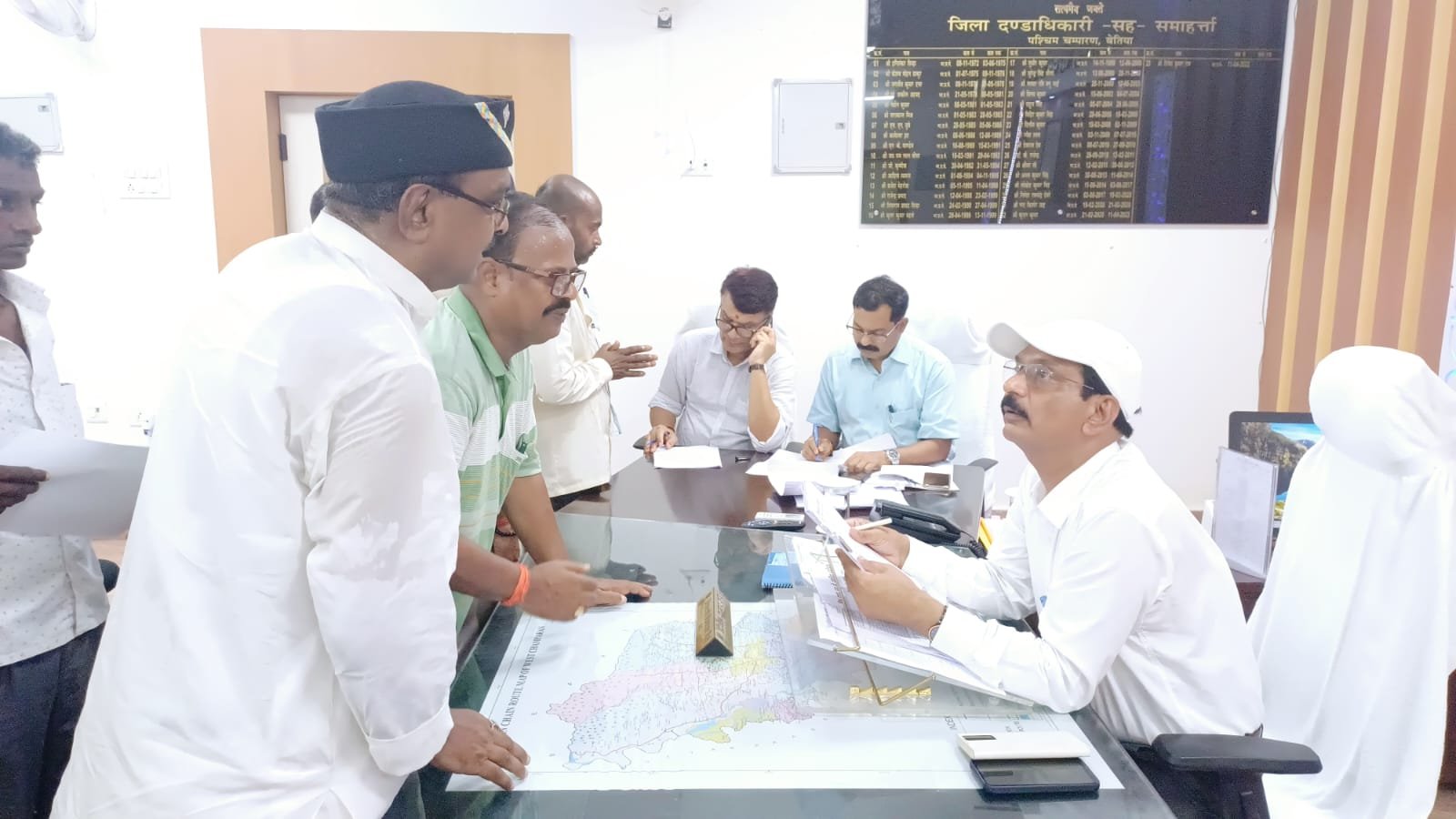 जनता दरबार कार्यक्रम में शामिल हुए जिलाधिकारी