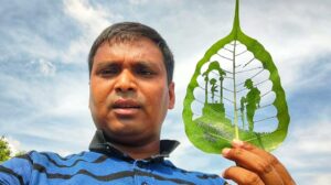 सैंड आर्टिस्ट मधुरेंद्र ने पीपल के हरे पत्तों पर कारगिल के शहीदों को दी श्रद्धांजली