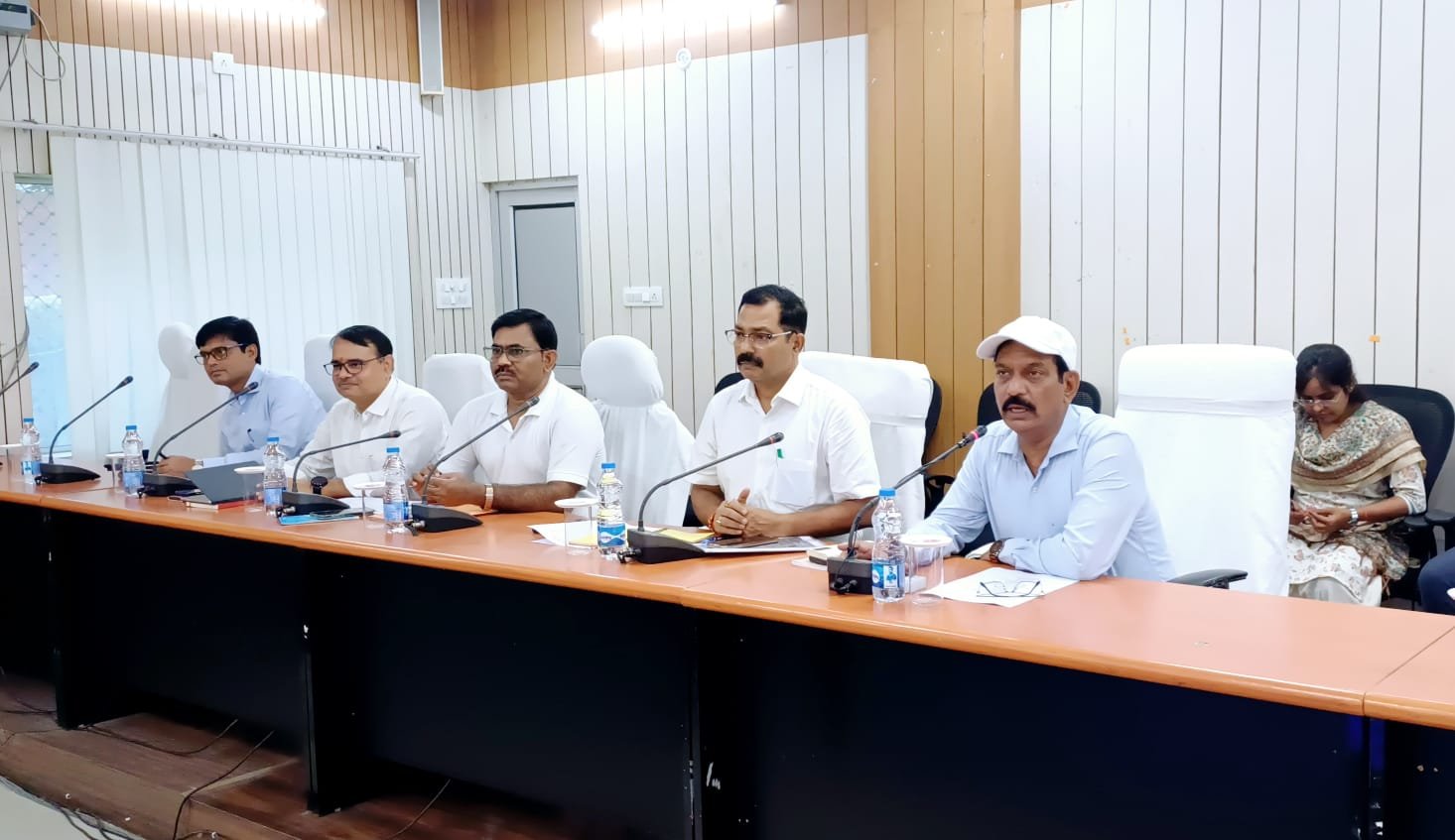 जनहित के कार्यों को बेहतर तरीके से करें कार्यान्वित : जिलाधिकारी