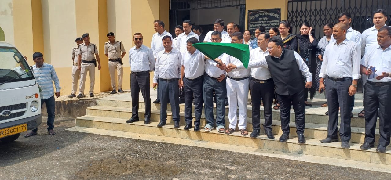 जिला जज ने प्रचार रथ को हरी झंडी दिखाकर किया रवाना