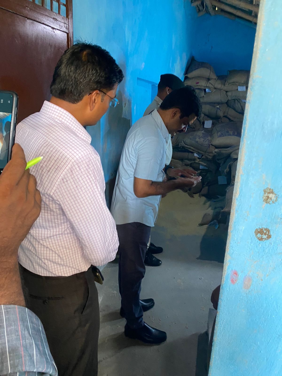 खाद एवं उपभोक्ता संरक्षण विभाग के सचिव डॉ एन श्रवन पहुंचे छातापुर