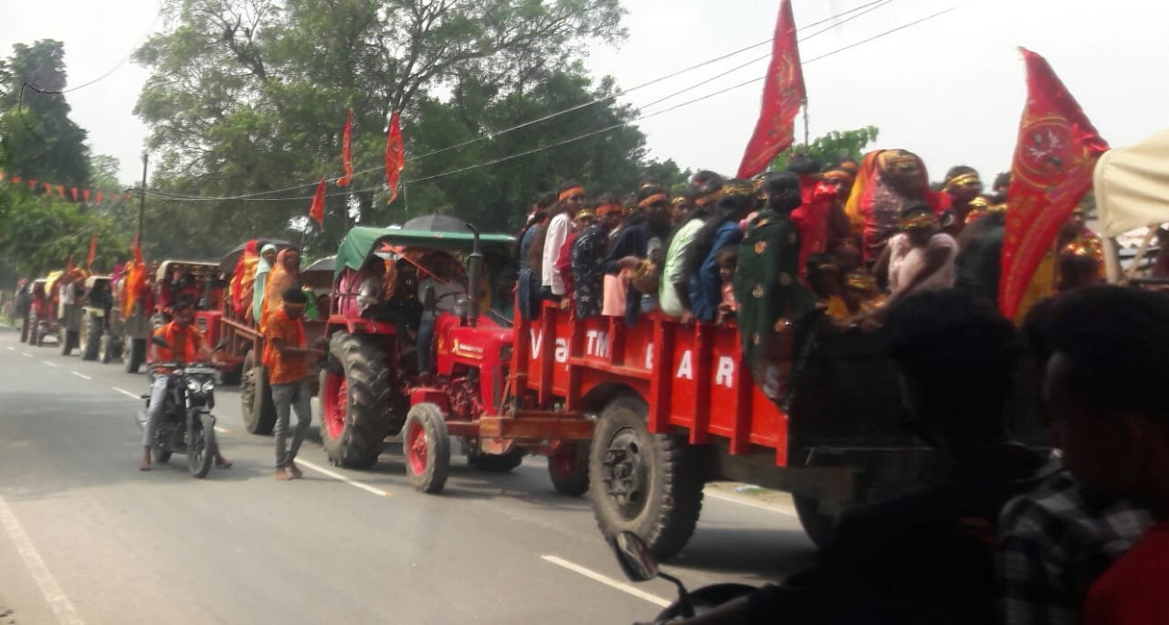 कलश स्थापना के साथ नवरात्र शुरू गाजे बाजे के साथ कलश यात्रा निकाली गई