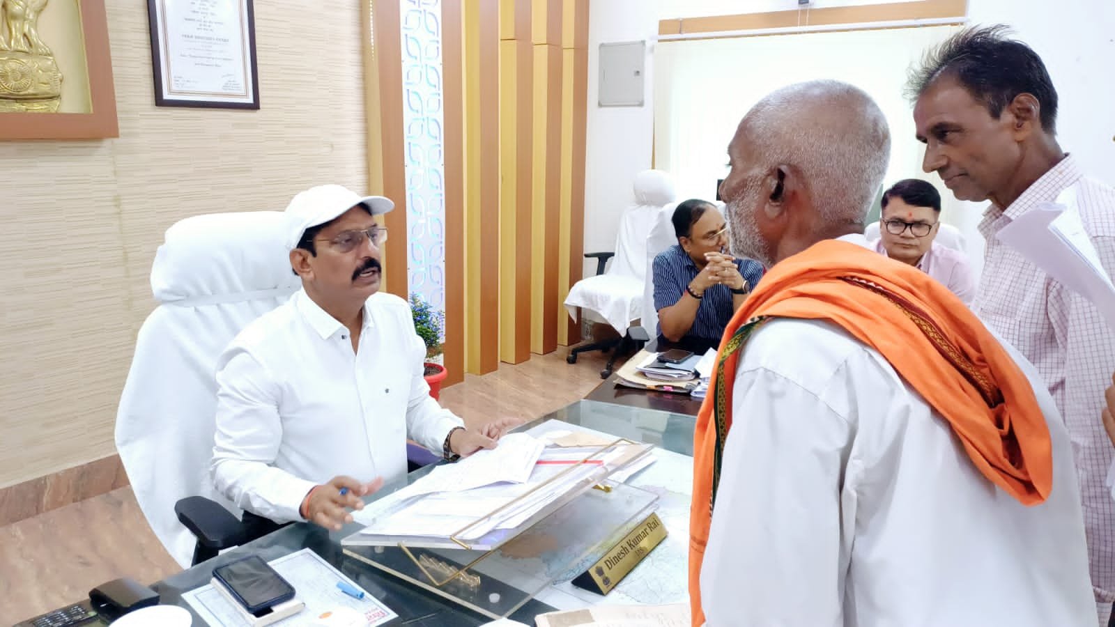 जिलाधिकारी के जनता दरबार में 56 मामलों की हुई सुनवाई