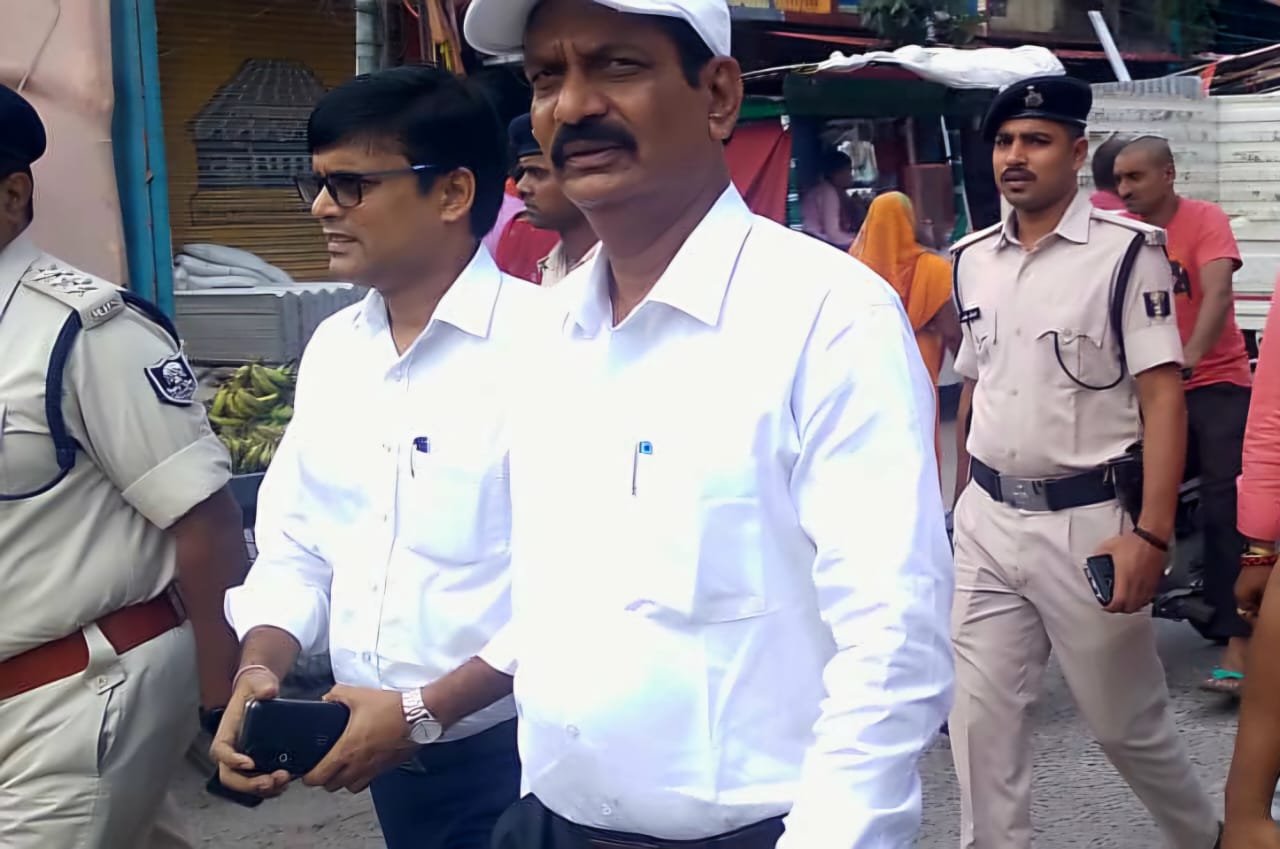जिलाधिकारी ने नरकटियागंज अनुमंडल अंतर्गत विभिन्न पूजा पंडालों का किया निरीक्षण