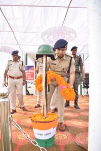 बेतिया पुलिस अधीक्षक ने दिया शहीद पुलिस कर्मियों को श्रद्धांजलि