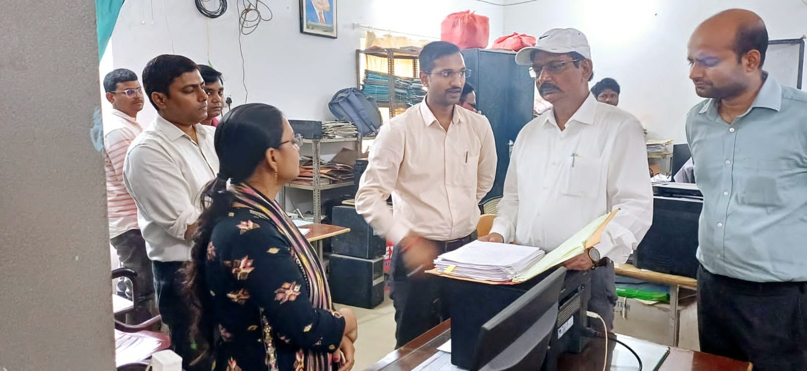 जिला शिक्षा कार्यालय में अविलंब फंक्शनल कराएं पूछताछ काउंटर : जिला पदाधिकारी