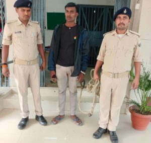 नौरंगिया पुलिस को मिली बड़ी कामयाबी : शराब तस्कर को खेप के साथ धर दबोचा