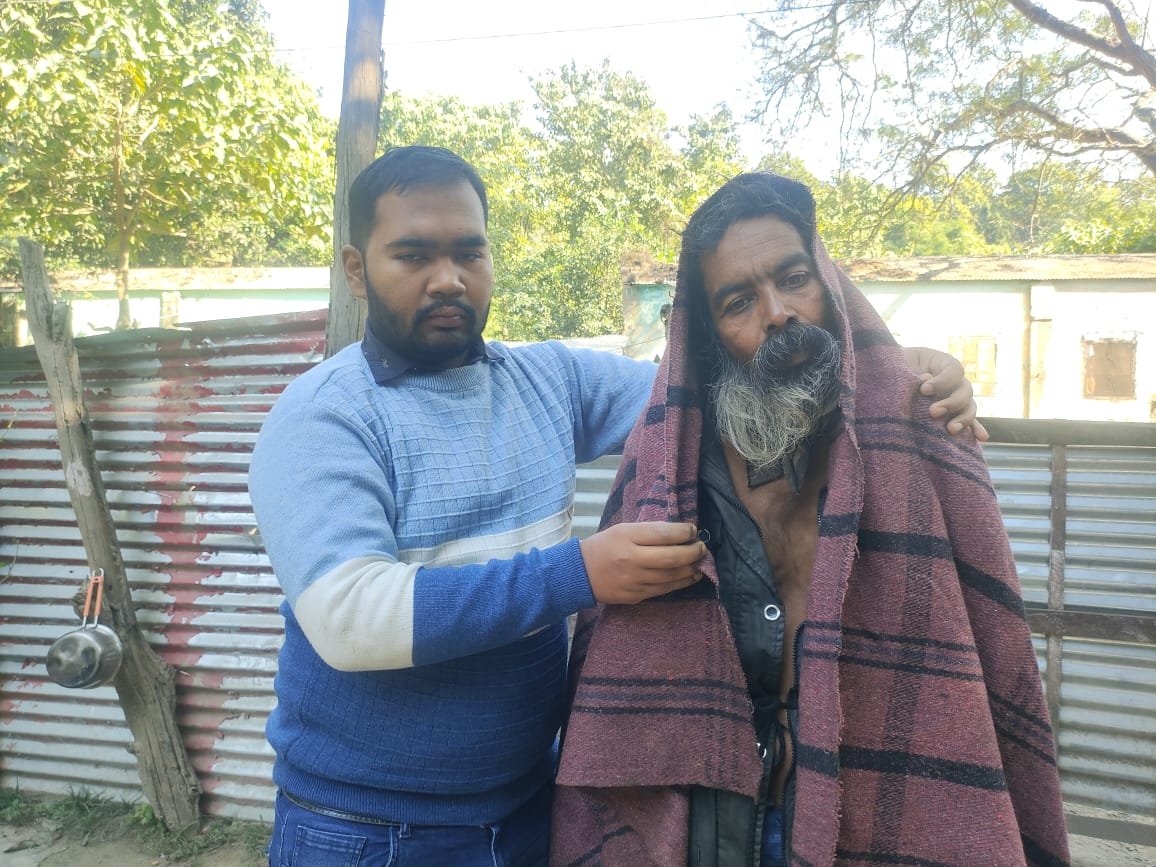 लावारिश दिव्यांग जनों के बीच कम्बल का वितरण किया