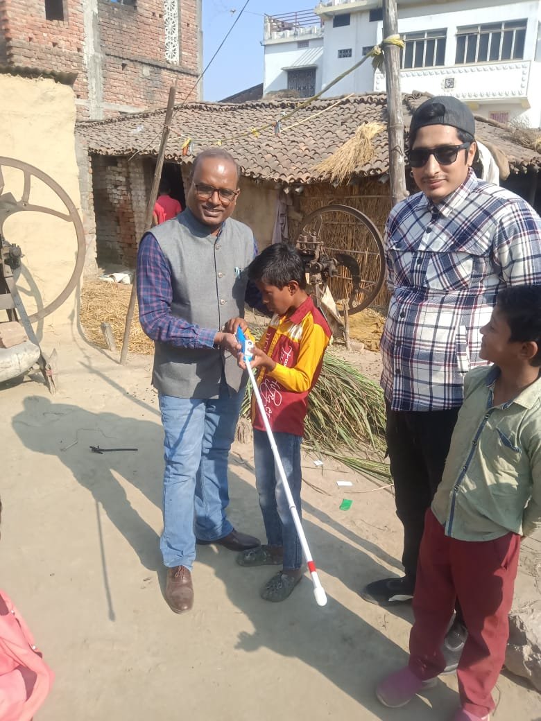 श्रवण यन्त्र, स्मार्ट स्कैन स्टिक एवं कंबल का किया गया वितरण