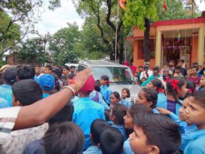 शिक्षक को निर्दोष बताते हुये सड़क पर उतरे स्कूली छात्र