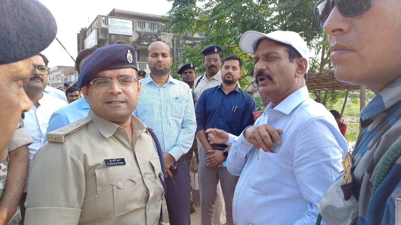 जिलाधिकारी एवं पुलिस अधीक्षक ने पश्चिम चम्पारण जिला के सीमावर्ती क्षेत्रों का लिया जायजा