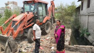 गंदगी पाकर दो दर्जन सफाईकर्मी व वार्ड जमादारों का महापौर ने रोका वेतन