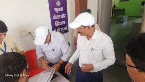भारत निर्वाचन आयोग के सचिव श्री मधुसूदन गुप्ता ने पश्चिम चंपारण में ईवीएम प्रथम स्तर जांच (FLC) कार्य का किया निरीक्षण।