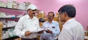 जिलाधिकारी ने प्रखंड, अंचल कार्यालय, गौनाहा, मैनाटांड़ एवं सिकटा का किया औचक निरीक्षण