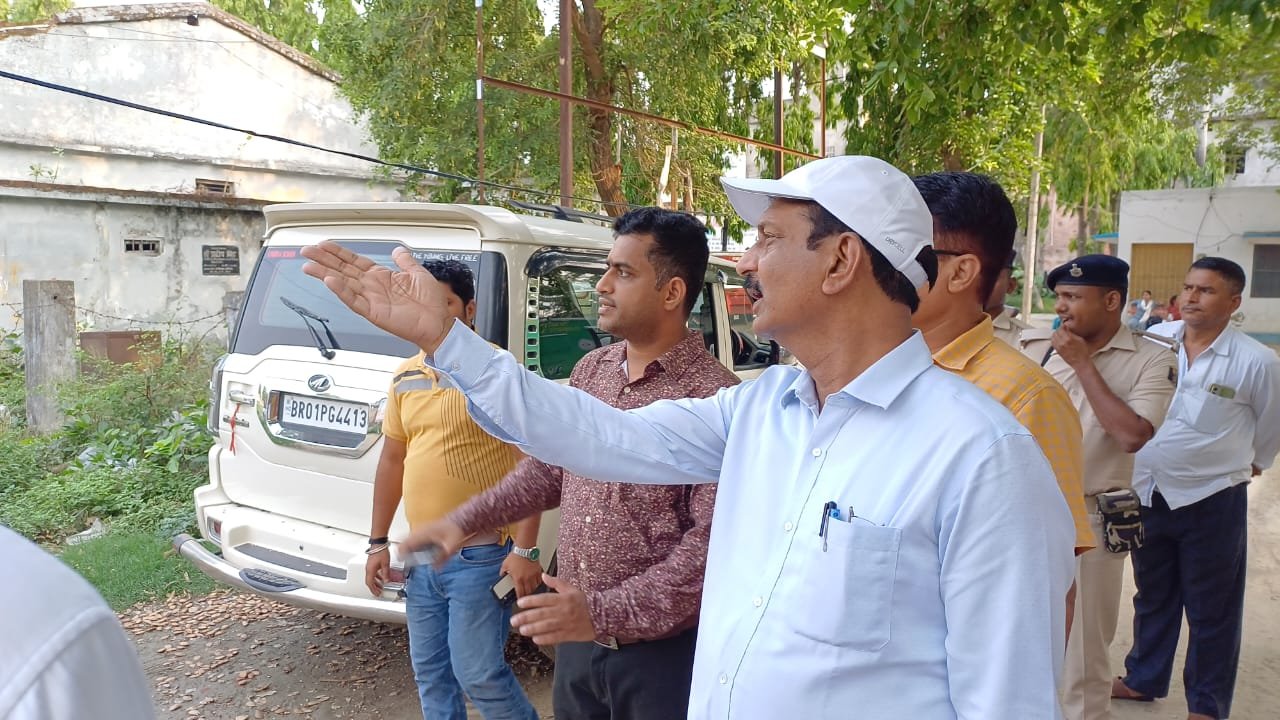जिलाधिकारी ने सामुदायिक स्वास्थ्य केंद्र सहित विभिन्न सरकारी निकायों का लौरिया में किया औचक निरीक्षण