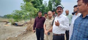 जिलाधिकारी ने चम्पारण तटबंध का लिया जायजा