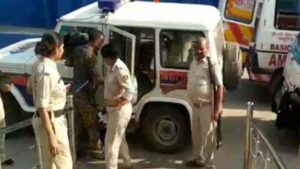 तेज रफ्तार ट्रक ने एम्बुलेंस को मरी जोरदार टक्कर एक महिला की मौत जबकि चार अन्य घायल