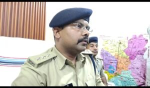 चोरी की ई रिक्शा सहित तीन चोर गिरफ्तार