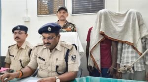 चोरी का रूपया एक देसी कट्टा व कारतूस के साथ दो धराये