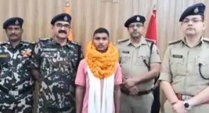 मुंगेर में 2 लाख के इनामी कुख्यात नक्सली रोहित कोढ़ा ने किया सरेंडर