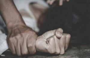 मोबाइल ठीक कराने गई युवती के साथ दुकानदार और दोस्त ने किया दुष्कर्म