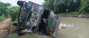 सीमेंट लदा ट्रक सारण गंडक नहर में पलटा, लाखों का नुक़सान, चालक व उप चालक बाल-बाल बचे