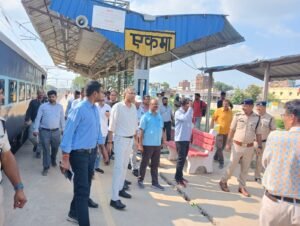 एकमा व टेकनिवास रेलवे स्टेशनों का मंडल रेल प्रबंधक ने किया निरीक्षण, दिए आवश्यक दिशा-निर्देश