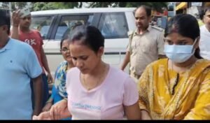 निगरानी टीम ने रिश्वत लेते महिला दरोगा को रंगे हाथों धर दबोचा