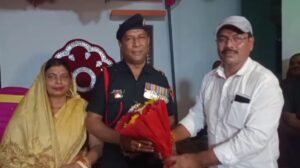 देशभक्ति की गूंज के बीच पैतृक गांव लौटा बेटा 