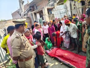 बहुआर चौकी प्रभारी भूपेंद्र प्रताप सिंह ने चौकीदार कपिलदेव को दी कंधा देकर अंतिम विदाई