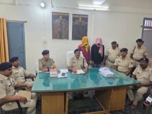 दो आमर्स, 6 जिंदा गोली एवं चाकू के साथ दो युवक गिरफ्तार