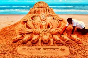 सैंड आर्टिस्ट मधुरेंद्र ने रेत पर भगवान भास्कर का बनायी अलौकिक शिल्पी
