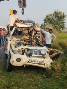 बगहा : ट्रक और बोलेरो की भीषण टक्कर में दो लोगों की मौत