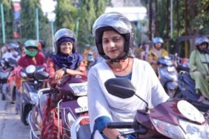 स्कूटी चलाकर मतदान के नारों के साथ महिलाओं ने दिया मतदान का संदेश