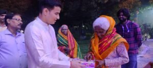 नगर आयुक्त ने सपत्नीक वृद्धाश्रम में मनाया दीपोत्सव