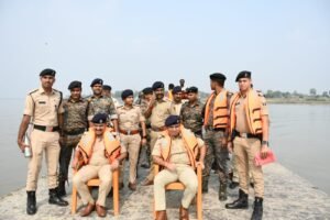 बेतिया एसपी ने नौतन विधानसभा क्षेत्रों के गंडक दियारा के पार मतदान केंद्रों का किया निरीक्षण