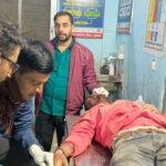 सड़क पुल पर बने गड्ढे में बाइक अनियंत्रित होकर पलटी, तीन युवक घायल, एक रेफर