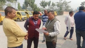 स्कूली वाहनों की चेकिंग, लापरवाह प्रबंधक पर होगी कड़ी कार्रवाई