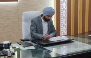 पश्चिम चम्पारण के नये जिला पदाधिकारी तरनजोत सिंह ने किया पदभार ग्रहण