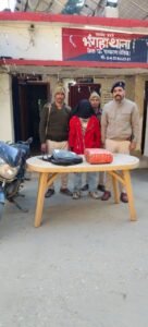 भारत- नेपाल के सीमावर्ती भंगहा थाना क्षेत्र से लाखों का गांजा लिए नेपाली तस्कर बाइक सहित गिरफ्तार