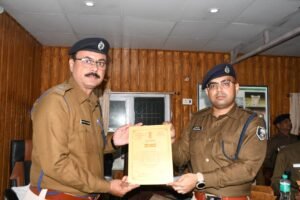 उत्कृष्ट काम किए जाने को लेकर शिकारपुर पुलिस अंचल निरीक्षक एवं लौरिया थाना अध्यक्ष चयनित