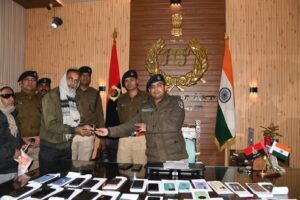 बेतिया : ऑपरेशन मुस्कान के तहत पुलिस ने 35 अदद गम हुये मोबाइल सेट किया बरामद